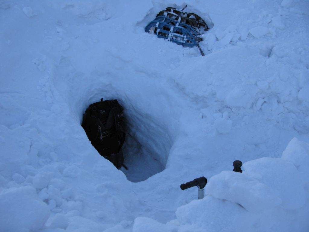 Снежок укрыл. Укрытие в снегу. Снежная яма укрытие. Яма в сугробе.